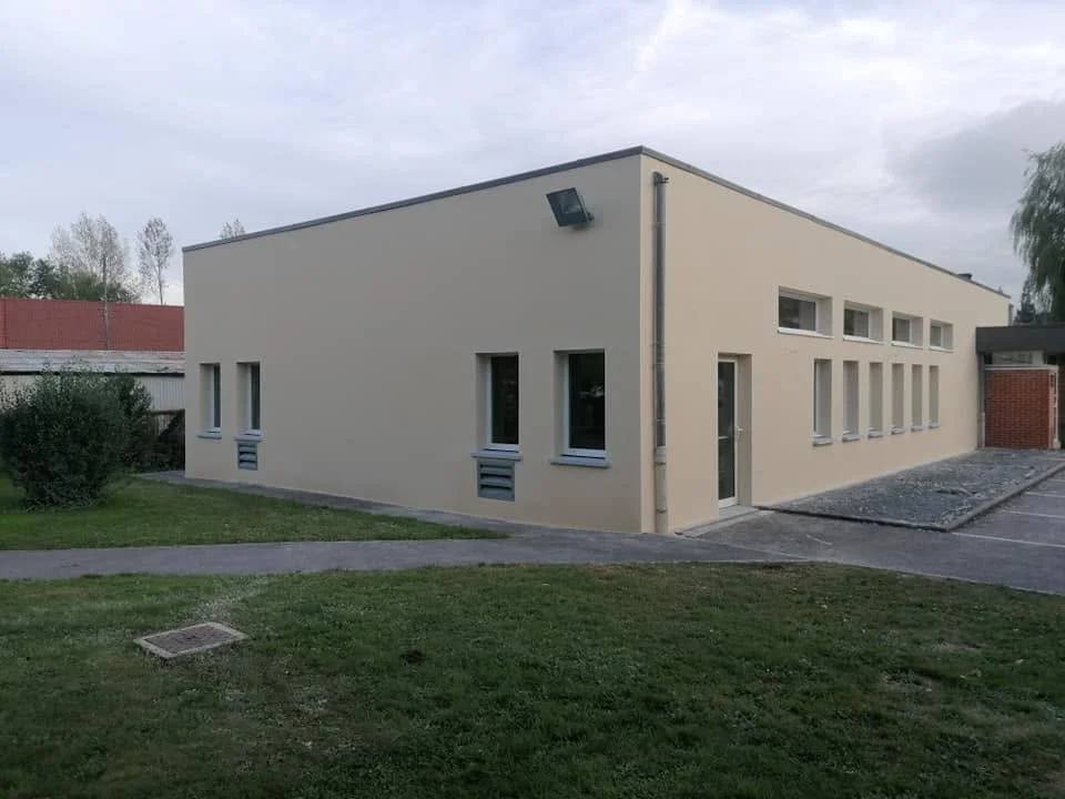 Enduit projeté, teinte sable